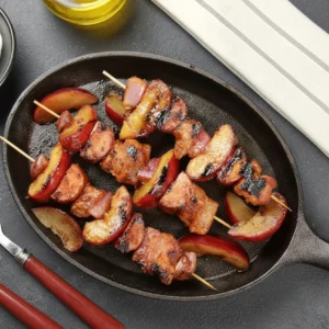 Szaszłyk z kiełbasy i boczku z dodatkami (pieczywo, ketchup, musztarda) 130g