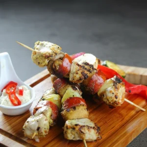 Szaszłyki z kurczaka z kiełbasą z dodatkami (pieczywo, ketchup, musztarda, sosy) 130g